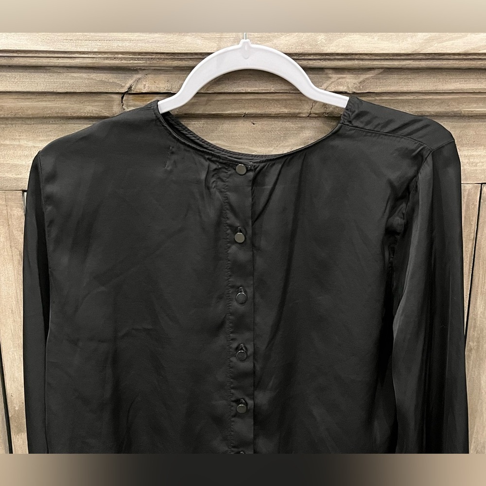 NWOT Women’s VELVET BY GRAHAM & SPENCER Cropped Silky Button Back Blouse (S) - Picture 7 of 9